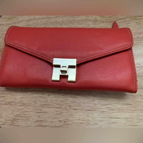 Brand new leather Tommy Hilfiger clutch wallet. - Picture 1 of 3